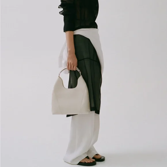 NWT Mango LEATHER SHOULDER BAG WITH
METAL HANDLE - Picture 2 of 9